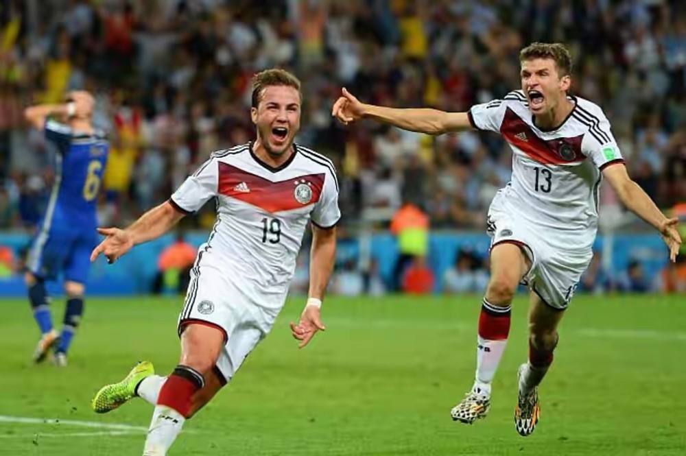 里程碑夜！里昂官宣签约；荷甲赛前刷纪录；赛场秩序良好；团队化学反应显著